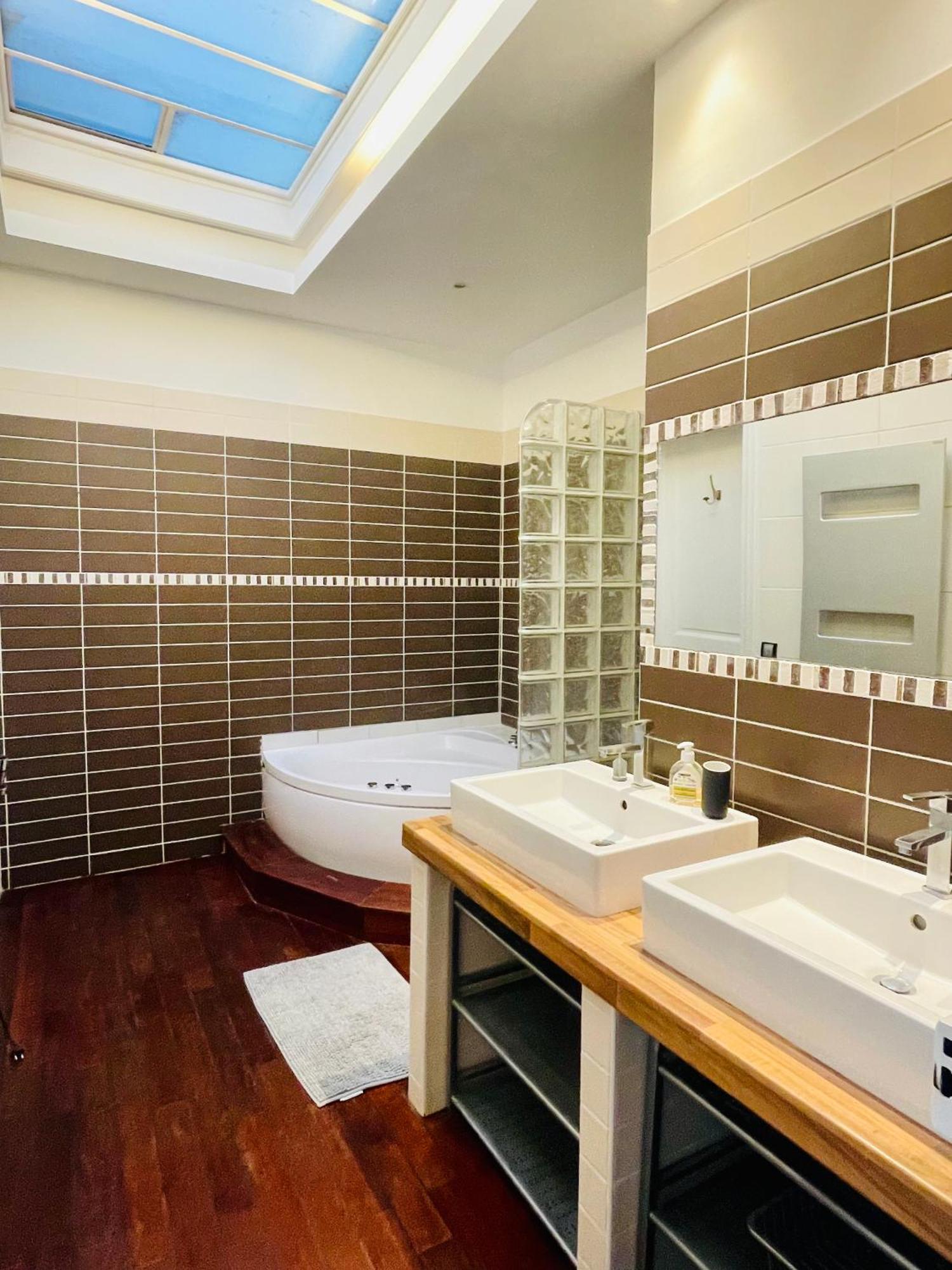 Cathedrale Jacuzzi Luxurious Reims