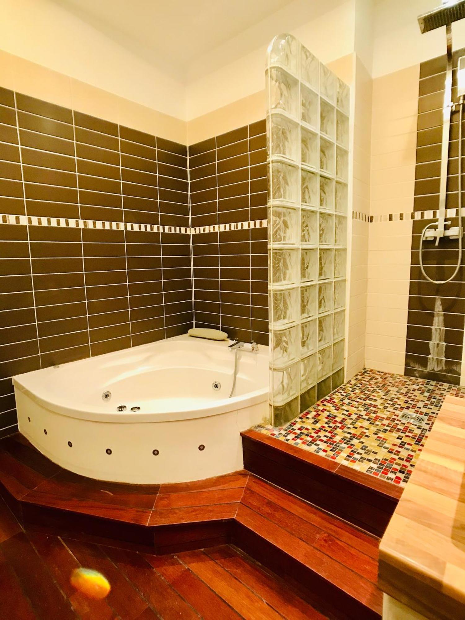 Cathedrale Jacuzzi Luxurious